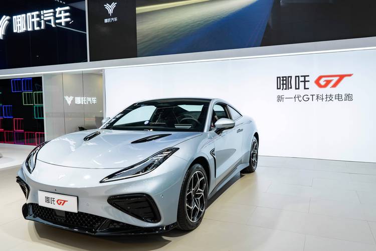 深圳309哪吒汽车在智能汽车领域的表现，领途汽车在新能源汽车市场中的影响力